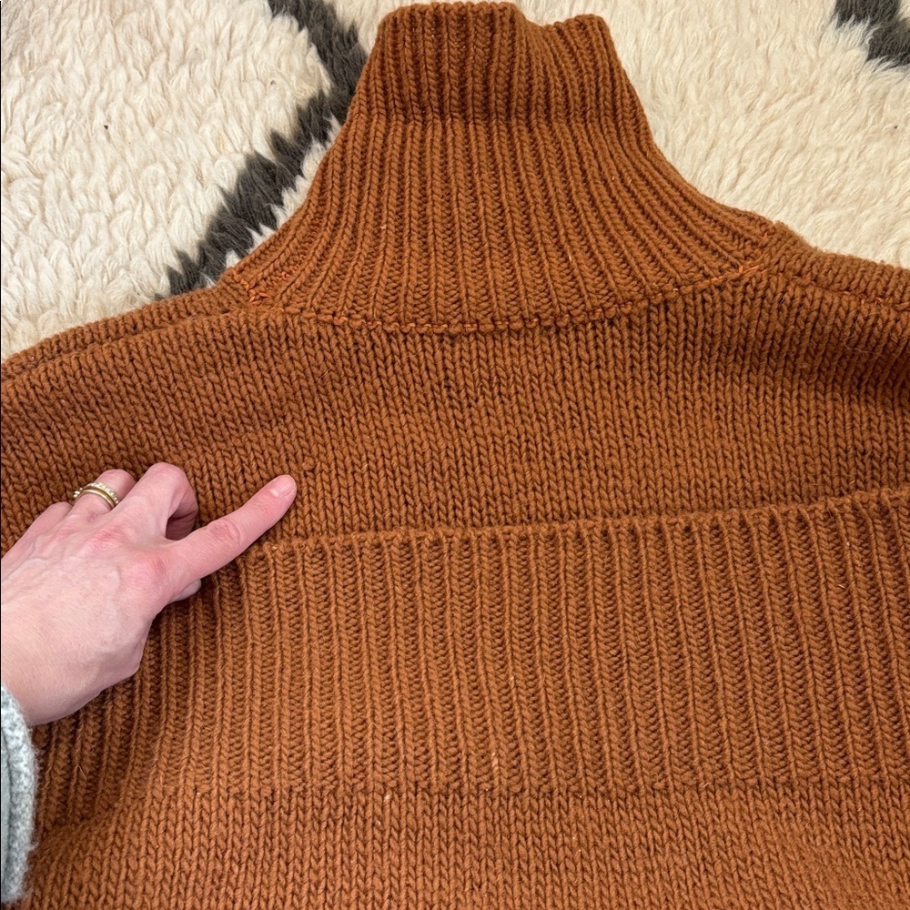 Babaa Turtleneck Sweater - Picture 13 of 17